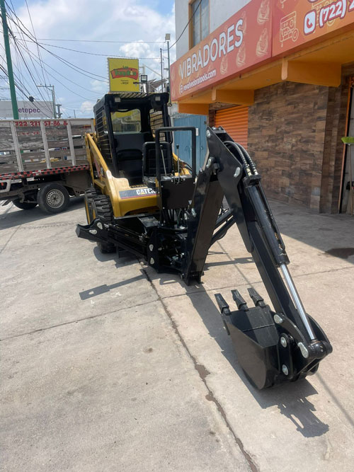 MINICARGADOR CON ACOPLAMIENTO DE BRAZO HIDRAULICO PARA EXCAVACION